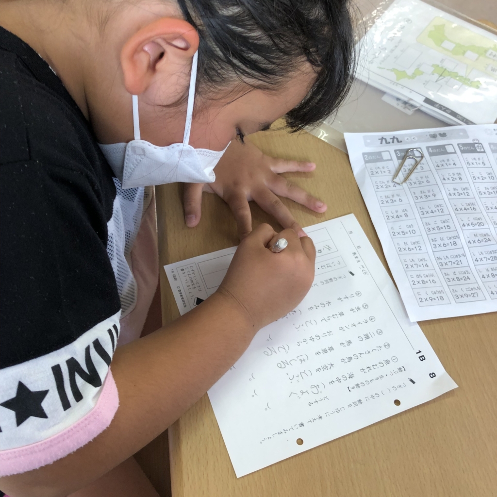 日本語教材で「動詞」を学んでいる小学1年生